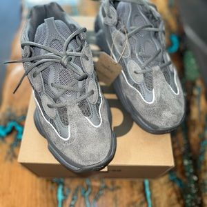 Yeezy 500 Size 7.5 Mens or 8.5 Women’s AUTHENTIC Adidas App Win